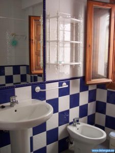 Ein Badezimmer in einer Unterkunft der Escuela Delengua in Granada